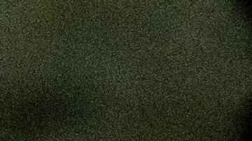 Foto de las manos de una persona revisando unos documentos sobre un escritorio