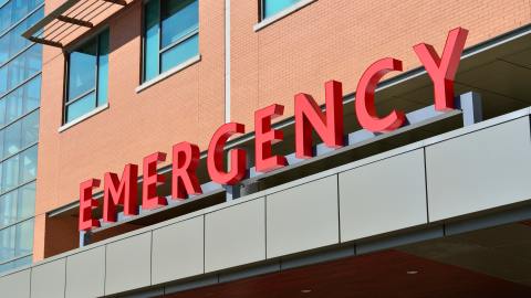 Foto de la entrada de emergencia de un centro hospitalario