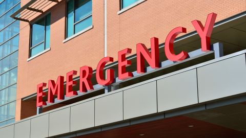 Foto de la entrada de emergencia de un centro hospitalario