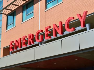 Foto de la entrada de emergencia de un centro hospitalario