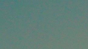 Silueta de un golfista jugando al atardecer