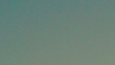 Silueta de un golfista jugando al atardecer