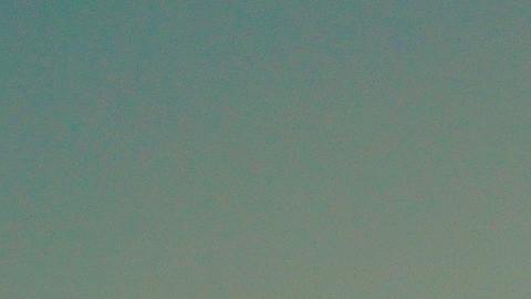 Silueta de un golfista jugando al atardecer