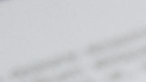 Foto de la mano de una persona firmando unos documentos