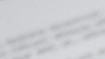 Foto de la mano de una persona firmando unos documentos