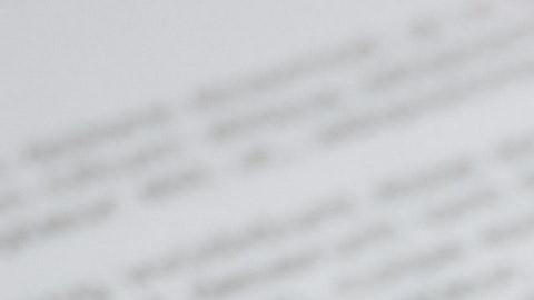 Foto de la mano de una persona firmando unos documentos