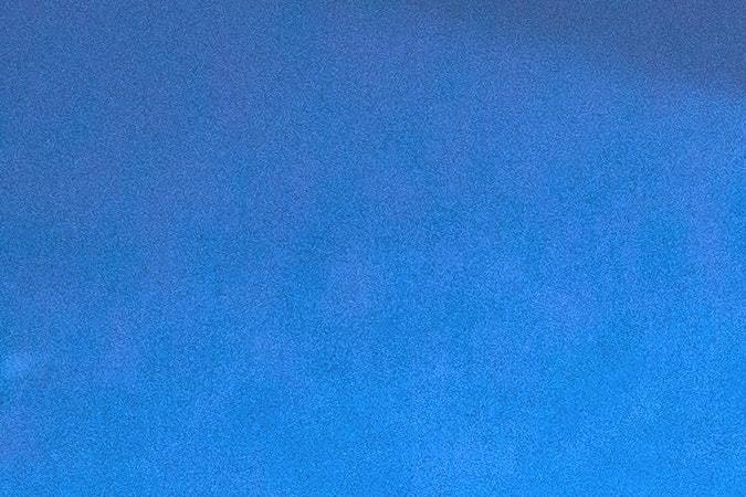 Primer plano del símbolo de Lamborghini en un auto color azul