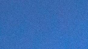 Primer plano del símbolo de Lamborghini en un auto color azul