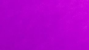 Foto de una mano sosteniendo un IPhone en cuya pantalla se muestra la aplicación de Lyft.