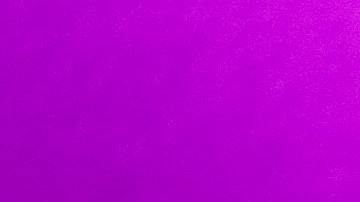 Foto de una mano sosteniendo un IPhone en cuya pantalla se muestra la aplicación de Lyft.