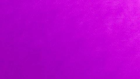Foto de una mano sosteniendo un IPhone en cuya pantalla se muestra la aplicación de Lyft.