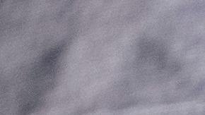 Foto de dos hombres estrechando sus manos con un auto al fondo