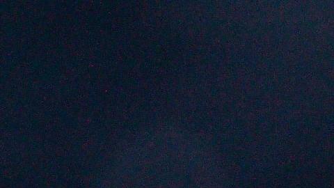 Foto de una cucharilla repleta de azúcar sobre una mesa con azúcar