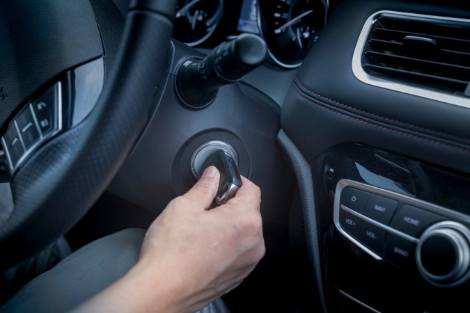 ¿Por qué mi carro no enciende si tiene batería?
