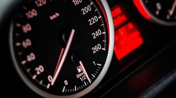 Un velocímetro es un instrumento que mide el valor de la velocidad media de un vehículo. Debido a que el intervalo en el que mide esta velocidad es generalmente muy pequeño se aproxima mucho a la magnitud, es decir, la rapidez instantánea.