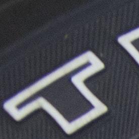 Foto de una llanta de refacción con otras herramientas