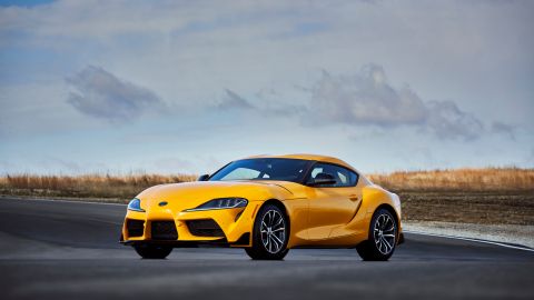 Foto promocional del Toyota Supra 2021 color amarillo