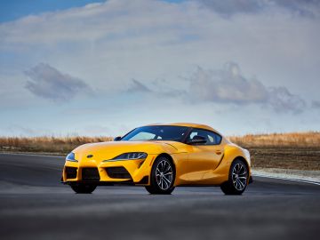 Foto promocional del Toyota Supra 2021 color amarillo