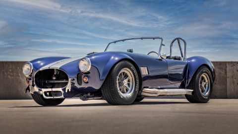 Foto lateral del 1966 Shelby Cobra 427 SC