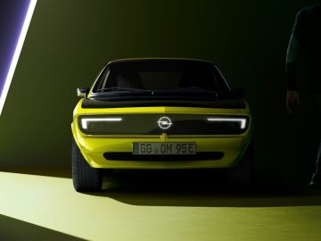 El Opel Manta GSe ElektroMOD 2021 puede cargar sus baterías en sólo 4 horas y recuperar energía mediante el frenado.