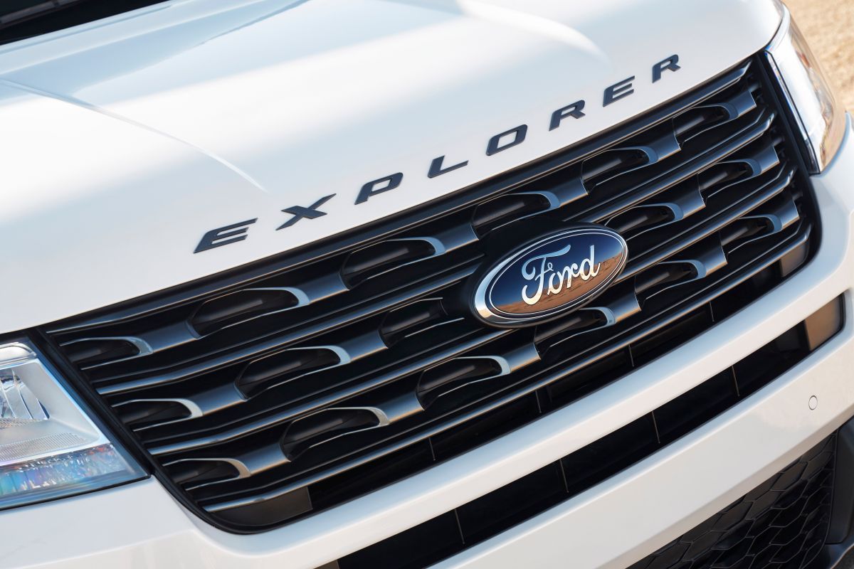 Primer plano de la Ford Explorer 2017 mostrando la marca en la parrilla