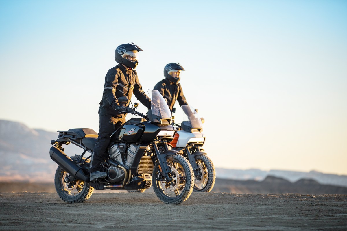 Foto de dos motociclistas a bordo de la Pan America de Harley-Davidson