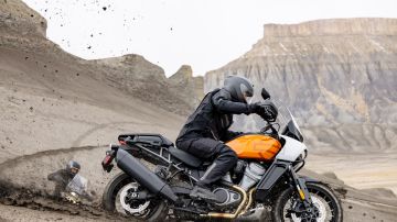 Foto de un motociclista sobre la nueva Pan America de Harley-Davidson