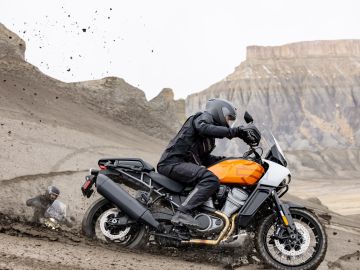 Foto de un motociclista sobre la nueva Pan America de Harley-Davidson