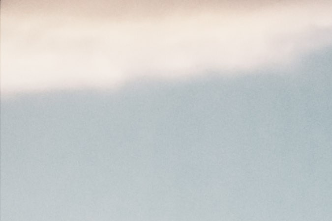 Foto de la línea de furgonetas E-Transit de Ford estacionadas frente a un centro de servicio