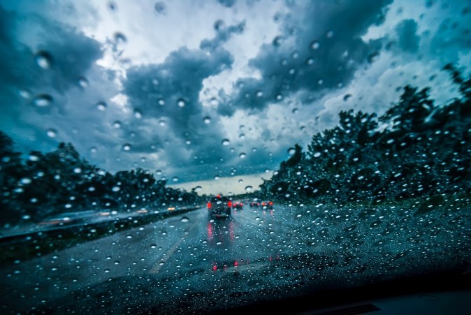 5 consejos para manejar bajo la lluvia, estar seguro y no tener un accidente