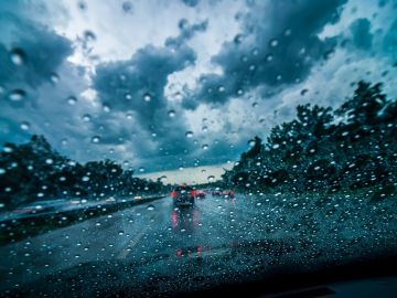 5 consejos para manejar bajo la lluvia, estar seguro y no tener un accidente