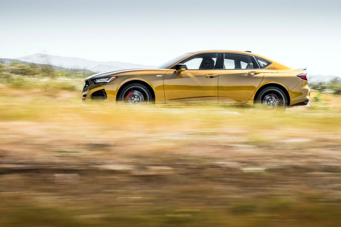 Foto lateral del Acura TLX Type S en pleno movimiento