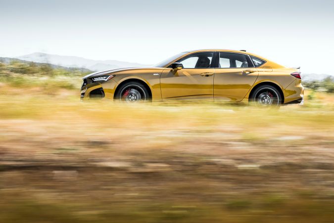 Боковой снимок Acura TLX Type S в полном движении