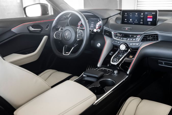 Фото интерьера Acura TLX Type S в движении.