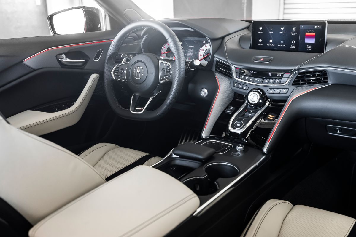 Foto interior del Acura TLX Type S en pleno movimiento
