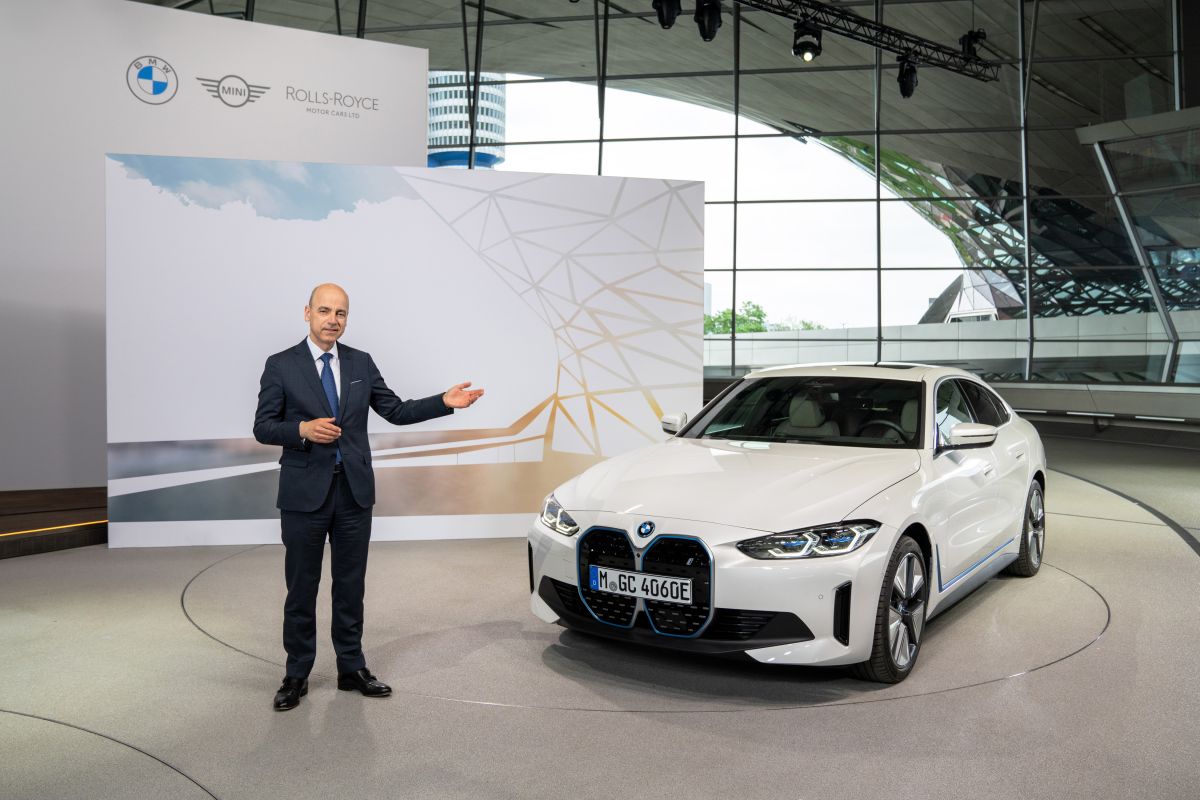 Foto de uno de los directivos de BMW mostrando uno de sus modelos