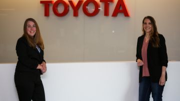 Foto de Jennifer Pelky y Lindsay Babian, ingenieras de Toyota que crearon la aplicación de asiento para niños de Toyota