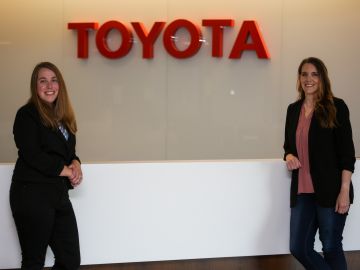 Foto de Jennifer Pelky y Lindsay Babian, ingenieras de Toyota que crearon la aplicación de asiento para niños de Toyota