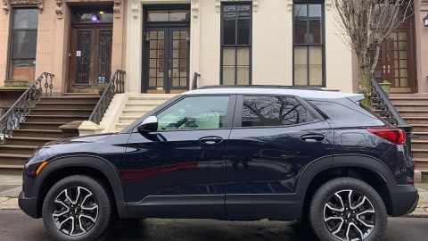 2021 Chevrolet TrailBlazer ACTIV con rines de 17 pulgadas.