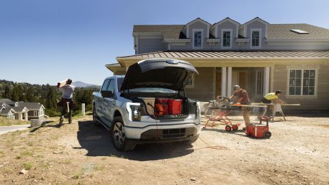 Foto del la Ford F-150 Lightning con su frunk abierto