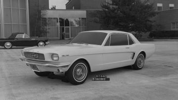 Foto en blanco y negro de un Ford Mustang en 1962