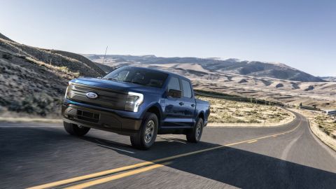 Foto de la F-150 Lightning de Ford en carretera