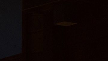 Foto de la F-150 Lightning en una estación de carga doméstica