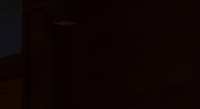 Foto de la F-150 Lightning en una estación de carga doméstica