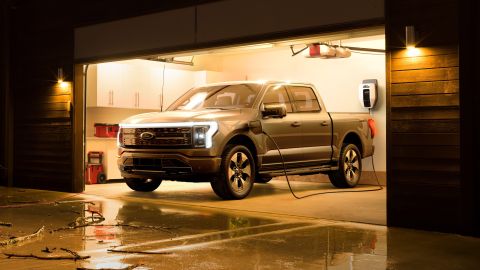 Foto de la F-150 Lightning en una estación de carga doméstica