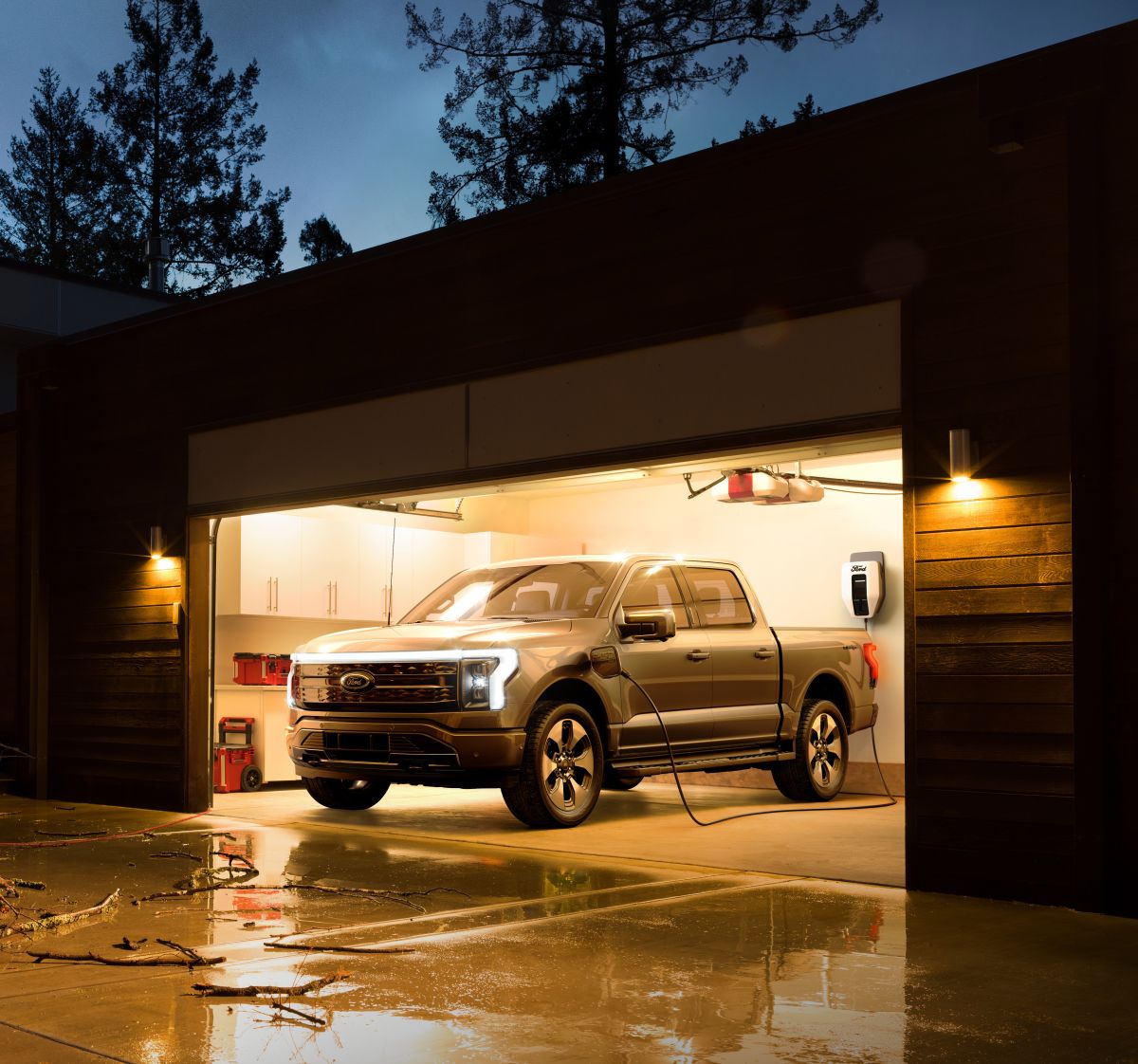 Foto de la F-150 Lightning en una estación de carga doméstica