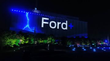 Foto del anuncio de la nueva plataforma Ford Plus para vehículos eléctricos