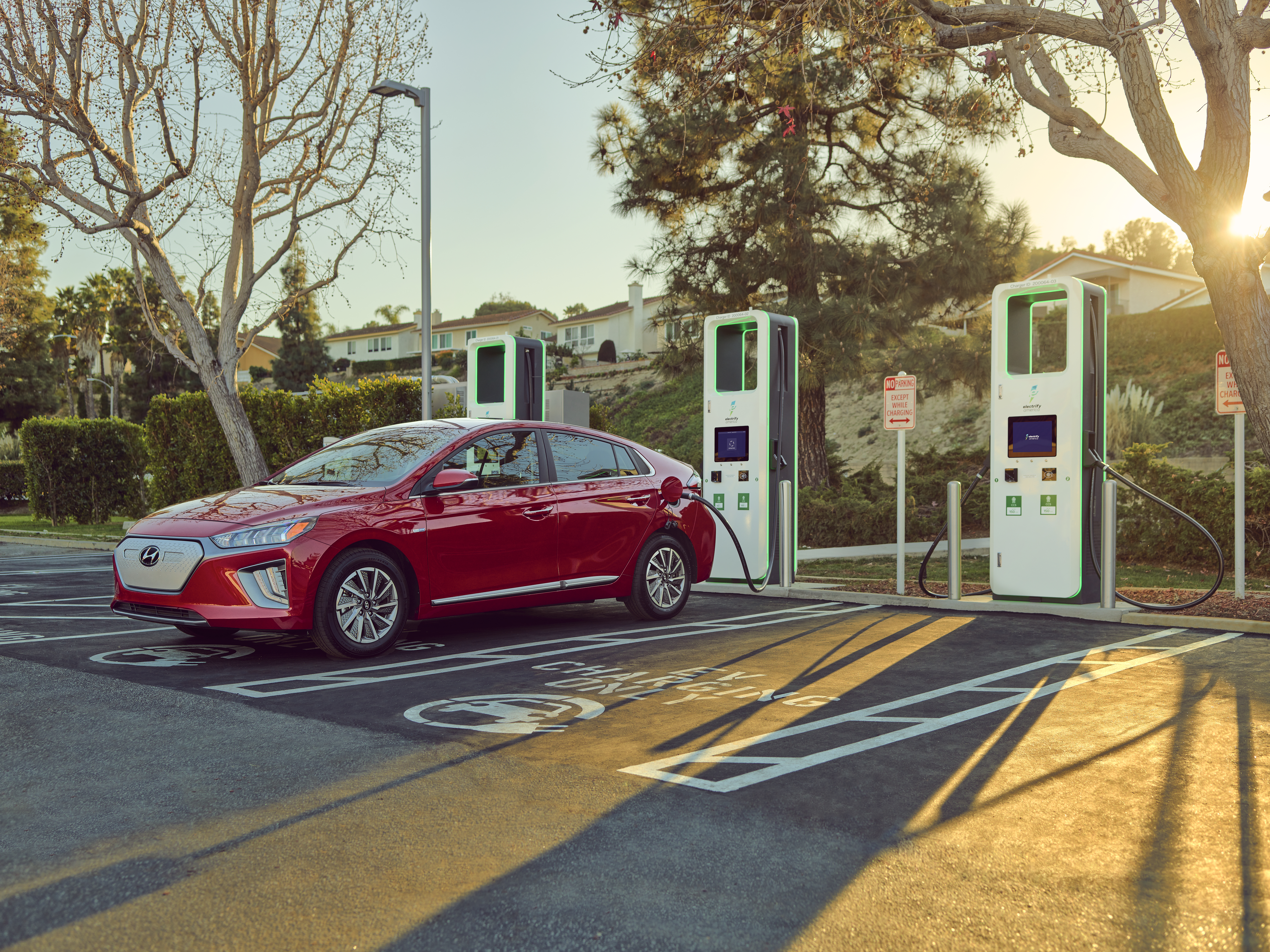 Foto de una estación de carga rápida de Electrify América