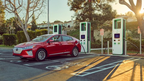 Foto de una estación de carga rápida de Electrify América