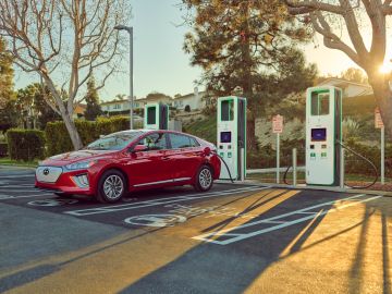 Foto de una estación de carga rápida de Electrify América